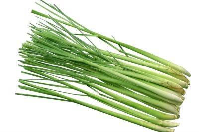 Tagliare la citronella per l'uso in cucina