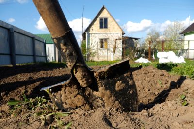 Strumenti di scavo per il giardino