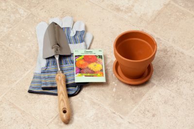 Letto alto con terreno compostato per il riempimento